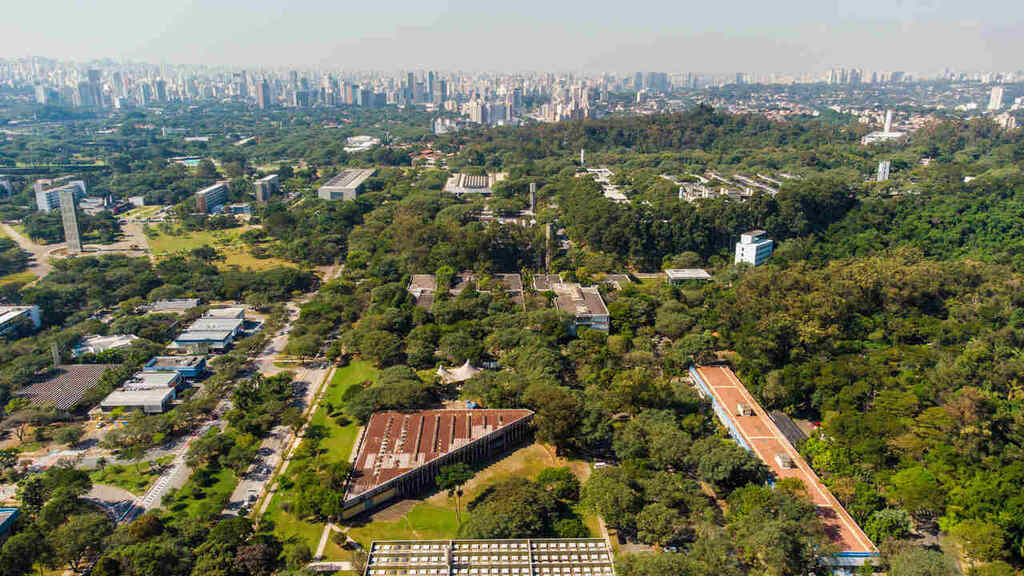Vista aérea de um grande campus arborizado, representando a infraestrutura das melhores universidades do Brasil.