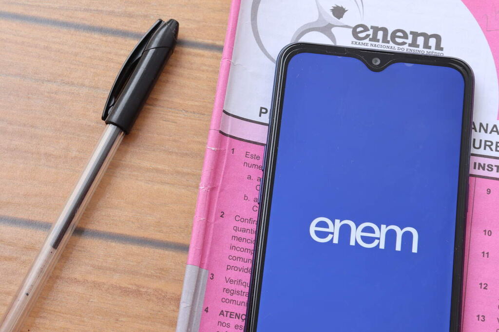 tela de celular com o aplicativo do Enem ao lado de caneta representando a escolha entre vestibular ou Enem