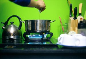 Gás de cozinha é uma composição de hidrocarbonetos, principalmente propano e butano.