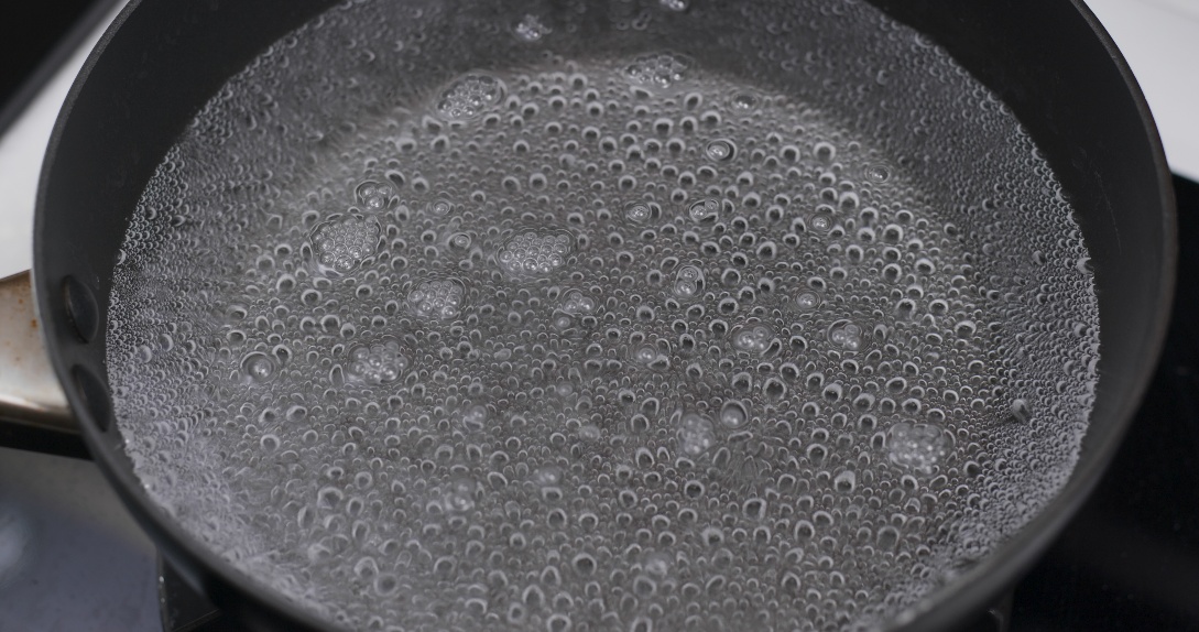 Início da fervura da água que tem calor específico muito alto, já o metal da panela tem calor específico baixo.