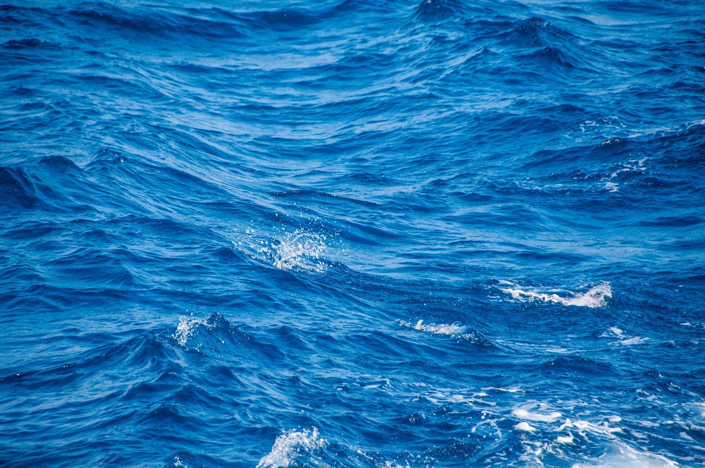 A água do mar é um exemplo de mistura homogênea. As frações são idênticas e os componentes estão distribuídos de maneira uniforme.