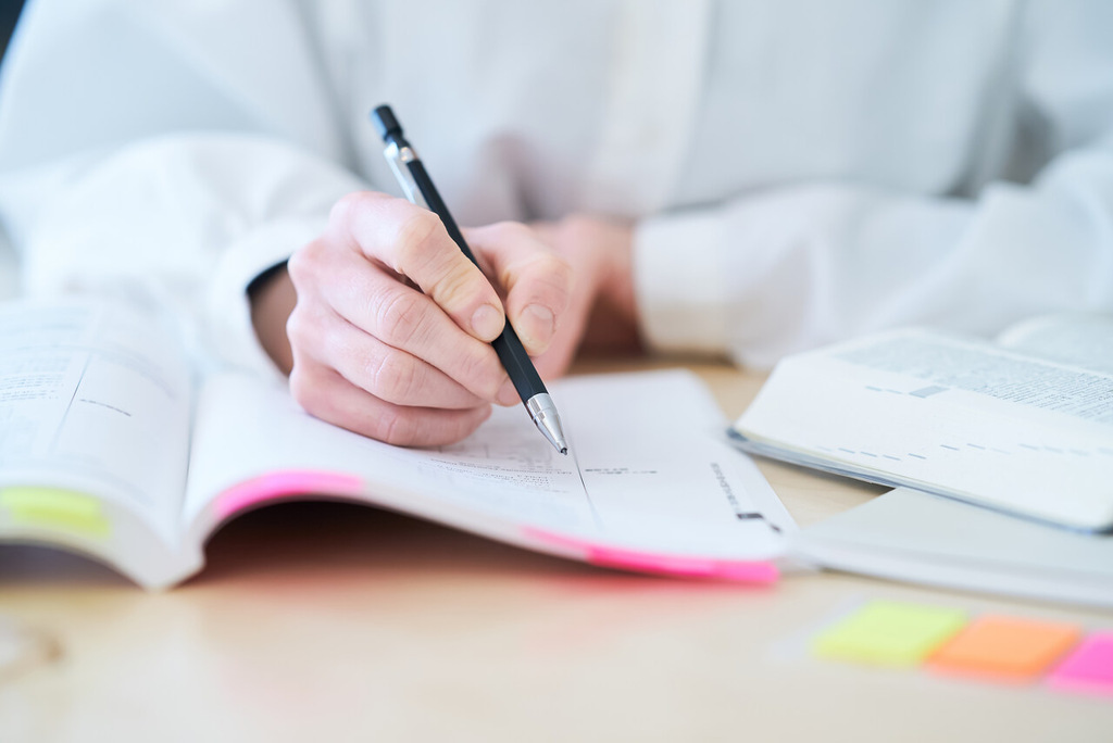 Pessoa estudando para obter aprovação na faculdade e conseguir fazer a inscrição no Fies.