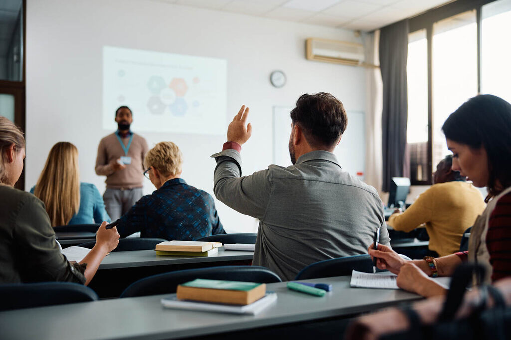 Estudantes em sala de aula, representando se ainda vale a pena fazer ensino superior.